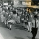 Stadtarchiv Neustadt a. Rbge., ARH Slg. Bartling 4013, Umzug beim Feuerwehrfest in Esperke, vor der Jugendfeuerwehr Neustadt a. Rbge. der Spielmannszug Helstorf