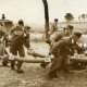 Stadtarchiv Neustadt a. Rbge., ARH Slg. Bartling 4015, Feuerwehrleute beim Verlegen der Schläuche bei einer Löschübung, Esperke