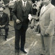 Stadtarchiv Neustadt a. Rbge., ARH Slg. Bartling 4022, Schlüsselübergabe durch Bürgermeister Günther Madlowski an den Vorsitzenden des Sportvereins Ekkehard Sader bei der Einweihung des neuen Sportplatzes, Esperke
