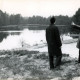 ARH Slg. Bartling 4029, Kreisdirektor Wolfgang Kunze (r.) und Oberbaurat Georg Jonck am Ufer stehend beim Ausblick auf den Heideweiher im Blanken Flat, Esperke-Warmeloh