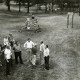 Stadtarchiv Neustadt a. Rbge., ARH Slg. Bartling 4032, Besichtigung des Spielplatzes nahe dem Sportplatz durch die Ratsherren, Blick aus der Vogelperspektive, Esperke