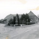 Stadtarchiv Neustadt a. Rbge., ARH Slg. Bartling 4035, Kriegerdenkmal an der Ecke Hauptstraße, Abzweig Balschenweg, Eilvese