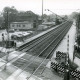 Stadtarchiv Neustadt a. Rbge., ARH Slg. Bartling 4040, Blick auf Bahnübergang, Bahnsteig, Gleise und Gebäude des Bahnhofs aus der Vogelperspektive in Richtung Hannover, Eilvese