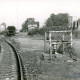 ARH Slg. Bartling 4041, Blick vom Nebengleis auf einen Schüttgutwagen und das Bahnhofsgebäude in Richtung Nienburg, Eilvese