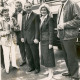ARH Slg. Bartling 4057, Ministerpräsident Dr. Ernst Albrecht mit seiner Frau Heidi Adele und dem Busfahrer (?) einerseits und einem Ehepaar andererseits auf dem Parkplatz vor dem Hotel Schrader an der B 6, Eilvese