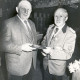 ARH Slg. Bartling 4063, Überreichung eines Ehrentellers an den Maler der Königsscheibe Albert Beermann durch den 1. Vorsitzenden der Schützengesellschaft Eilvese Heinz Graumann, Eilvese