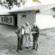 Stadtarchiv Neustadt a. Rbge., ARH Slg. Bartling 4065, Neues Schützenhaus der Schützengesellschaft, davor stehend drei Männer mit Plänen in der Hand, Eilvese