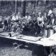 Stadtarchiv Neustadt a. Rbge., ARH Slg. Bartling 4067, Wanderung des Ski-Clubs auf den Eckberg, Kaffee-Pause im Wald, Eilvese