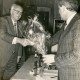 Stadtarchiv Neustadt a. Rbge., ARH Slg. Bartling 4071, Versammlung des Ski-Clubs in einer Gastwirtschaft, Überreichung eines Blumenstraußes an Herrn N. N. durch Friedrich Duensing, Eilvese
