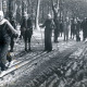 Stadtarchiv Neustadt a. Rbge., ARH Slg. Bartling 4075, Die Mitglieder des Ski-Clubs Eilvese auf Langlaufskiern in der neuen Loipe, Eilvese