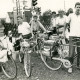 Stadtarchiv Neustadt a. Rbge., ARH Slg. Bartling 4081, Sechs junge Männer mit gesatteltem Fahrrad fahrbereit stehend am Bahnübergang der Eilveser Hauptstraße, Eilvese