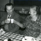 Stadtarchiv Neustadt a. Rbge., ARH Slg. Bartling 4086, Heinrich Dannenberg, Bürgermeister und Gemeindedirektor von Eilvese beim Frühstück mit Lieschen Hoffmeyer, Eilvese
