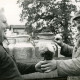 Stadtarchiv Neustadt a. Rbge., ARH Slg. Bartling 4099, Überreichung eines Blumengebindes an Landwirt Werner Wegener (r.) durch den Gastwirt Heinrich Schrader anläßlich der letzten Milchkannentour,, Eilvese