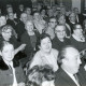 Stadtarchiv Neustadt a. Rbge., ARH Slg. Bartling 4101, Ältere Zuschauer in einem Saal sitzend und applaudierend, Eilvese (?)