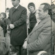 Stadtarchiv Neustadt a. Rbge., ARH Slg. Bartling 4103, Eröffnung des Kinderspielplatzes durch den Neustädter Bürgermeister Herbert Gubba (l.), neben ihm der Ortsbürgermeister Heinrich Dannenberg, Eilvese