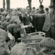 ARH Slg. Bartling 4107, Verteilung von Getränken bei der Eröffnung des Kinderspielplatzes, Blick auf die Getränkekästen, die verteilenden Erwachsenen und die drängelnden Kinder, Eilvese