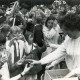ARH Slg. Bartling 4109, Verteilung von Getränken an Kinder durch Frau N. N. unter freiem Himmel beim Schützenfest, Eilvese