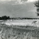 Stadtarchiv Neustadt a. Rbge., ARH Slg. Bartling 4127, Panoramablick der Landschaft auf der Zufahrtstraße zum Dorf, Empede