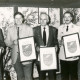 Stadtarchiv Neustadt a. Rbge., ARH Slg. Bartling 4132, Gemeindewappen von der Ortschaft Empede / Himmelreich, sieben Männer präsentieren sechs gerahmte Ausfertigungen des Malers Fritz Sackewitz