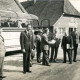 Stadtarchiv Neustadt a. Rbge., ARH Slg. Bartling 4136, Mitglieder des Kreistages auf Besichtigungstour, im Hintergrund ein Omnibus der Firma Dela-Express und der Hof N. N., Empede