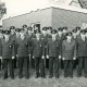 ARH Slg. Bartling 4143, Gruppenfoto der Feuerwehrleute in Ausgehuniform auf dem Rasen hinter dem Gebäude, Empede