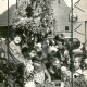 Stadtarchiv Neustadt a. Rbge., ARH Slg. Bartling 4151, Kinder auf einem Wagen unter der Erntekrone beim Erntefestumzug, Empede