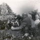 ARH Slg. Bartling 4156, Auf geschmücktem Wagen Erntekrone mit Senioren auf der rechten sowie Schützinnen auf der linken Seite sitzend beim Erntefestumzug, Empede