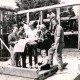ARH Slg. Bartling 4196, Neubau eines Wartehäuschens an der Bushaltestelle, fertiggestelltes Fachwerk-Skelett im Erdgeschoss, Beratung der ehrenamtlichen (?) Zimmerleute mit Bürgermeister Henry Hahn, Hagen