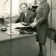Stadtarchiv Neustadt a. Rbge., ARH Slg. Bartling 4252, Vorlage einer Akte dem Helstorfer Bürgermeister Herbert Kluth durch Sekretärin Adelinde Schroeder, Helstorf