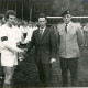 Stadtarchiv Neustadt a. Rbge., ARH Slg. Bartling 4282, Gemeinsames Sportfest des Fußballvereins Germania Helstorf und der Bundeswehr, Überreichung eines Pokals an den Spielführer einer Mannschaft durch den Leiter der Spar- und Darlehnskasse Quirling, Helstorf
