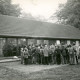 ARH Slg. Bartling 4285, Einweihung (?) des neuen Sportheims des Fuballvereins Germania, Menschentraube auf der Terrasse vor dem Haus, Helstorf