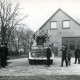 Stadtarchiv Neustadt a. Rbge., ARH Slg. Bartling 4287, Feuerwehrauto mit Drehleiter, Mercedes-Benz L322 auf dem Platz vor dem neuen Feuerwehrgerätehaus, Helstorf