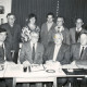 Stadtarchiv Neustadt a. Rbge., ARH Slg. Bartling 4292, Gruppenbild mit dem Neustädter Bürgermeister Henry Hahn (vorn 2. v. r.) inmitten des Ortsrates, Laderholz