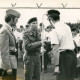 Stadtarchiv Neustadt a. Rbge., ARH Slg. Bartling 4314, Begrüßung des Generals N. N. in Arbeitsuniform durch N. N. und Bataillonskommandeur OTL Weber (l.) (in Dienstuniform), im Hintergrund ein Spielmannszug der Bundeswehr, Luttmersen