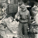 Stadtarchiv Neustadt a. Rbge., ARH Slg. Bartling 4321, Ausgabe von Getränken an Soldaten nach einem Fußmarsch durch die Feldküche, Luttmersen