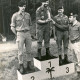 Stadtarchiv Neustadt a. Rbge., ARH Slg. Bartling 4326, Überreichung eines Pokals an den Erstplatzierten OFw Manfred Walter auf einem Siegerpodest durch OTL Kunz (86-88 Kommandeur), Luttmersen