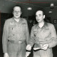ARH Slg. Bartling 4329, Doppelporträt der Soldaten Kosche (l.) und Hauptmann Ronzheimer in Arbeitsuniform im Kasino (?), Luttmersen