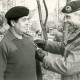 Stadtarchiv Neustadt a. Rbge., ARH Slg. Bartling 4331, Verleihung eines Ehrenkreuzes an Stabsfeldwebel Heinz Plochg, Kompaniefeldwebel der 1. Kompanie des Panzerbataillons 33, durch OTL Streibel, Luttmersen