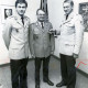 ARH Slg. Bartling 4339, Verleihung eines Ehrenkreuzes an N. N. (l.) und OStFw Heinz Kern durch OTL Friedel Eggelmeyer, Kdr PzBtl 33 von 1988-1990 (r.), im Kasino (?) der Kaserne, Luttmersen