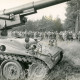 Stadtarchiv Neustadt a. Rbge., ARH Slg. Bartling 4356, Vorführung eines Panzers im Gelände der Kaserne, Blick von der rechten Seite über den Bug auf die hinter einer Absperrung stehenden zahlreichen Zuschauer aus Neustadt a. Rbge., Luttmersen