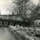 ARH Slg. Bartling 4365, Ein Panzer beim Verlassen der Landstraße und Durchbrechen des Weidezauns, Blick von der Seite, Luttmersen