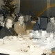 Stadtarchiv Neustadt a. Rbge., ARH Slg. Bartling 4384, Vorweihnachtliche Feier der Soldaten mit älteren Leuten als Gäste, Blick über den Kaffeetisch auf den erleuchteten Weihnachtsbaum und eine Musikband, Luttmersen