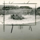 Stadtarchiv Neustadt a. Rbge., ARH Slg. Bartling 4393, Tag der offenen Tür, Vorführung der Durchfahrt eines Leopard-Panzers durch einen Wassergraben, Blick vom einen Ufer über den Panzer im Graben auf die zahlreichen Zuschauer am anderen Ufer, Luttmersen