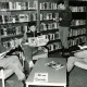 Stadtarchiv Neustadt a. Rbge., ARH Slg. Bartling 4401, Freizeitgestaltung von vier Soldaten beim Lesen von Büchern und Zeitschriften in der Bücherei der Garnison, Luttmersen