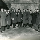 Stadtarchiv Neustadt a. Rbge., ARH Slg. Bartling 4416,  Besichtigung der Kasematten und Teilnahme an einer Sektprobe im Schloss Landestrost durch Offiziere aus dem Standort Luttmersen, Neustadt a. Rbge.
