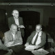 ARH Slg. Bartling 4421, Talk up Platt mit sechs Teilnehmern (v. l.), am Tisch sitzend: Frau N. N., Schulze-Lohhof, Nebel, Heinemann, Frau N. N., stehend: Armin Mandel , Mandelsloh