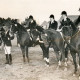 Stadtarchiv Neustadt a. Rbge., ARH Slg. Bartling 4422, Gratulation von vier aufsitzenden Reitern (links daneben ein Reiter zu Fuß mit Standarte) durch Gerd Herting, Wennigsen (l.) beim Kreisreittag, Mandelsloh
