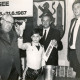 Stadtarchiv Neustadt a. Rbge., ARH Slg. Bartling 4438, Auslosung der Spielpaare für die Fußball-Stadtmeisterschaft durch einen Schüler in Verbindung mit Bürgermeister Henry Hahn (l.), Mariensee