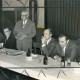 Stadtarchiv Neustadt a. Rbge., ARH Slg. Bartling 4440, Vortrag des Niedersächsischen Sozialministers Kurt Partzsch (SPD, stehend), Blick auf den Vorstandstisch, Mariensee