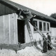 Stadtarchiv Neustadt a. Rbge., ARH Slg. Bartling 4456, Errichtung eines neuen Kindergartens in Fertigbauweise, Anbringung der Regenrinne an der Dachtraufe, Mariensee